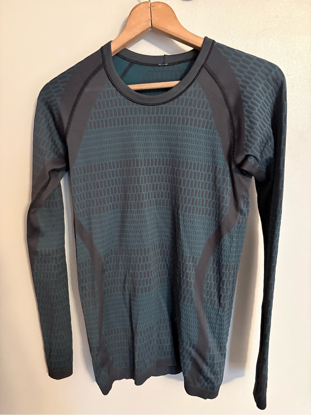 Lululemon Long Sleeve Shirt
About That Base Dark - Forage Teal